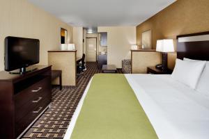 Телевизия и/или развлекателен център в Holiday Inn Express and Suites Limerick-Pottstown, an IHG Hotel