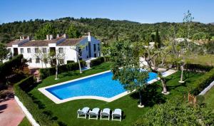 Bazén v ubytovaní Apartamentos Golf Place alebo v jeho blízkosti