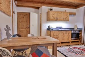 une cuisine avec une table en bois et une salle à manger dans l'établissement Willa na Równi, à Zakopane
