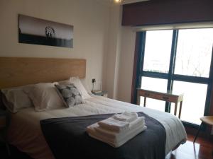 Łóżko lub łóżka w pokoju w obiekcie Apartamento completo con parking privado y WiFi en San Roque