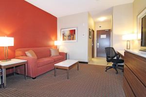 Habitación de hotel con sofá y escritorio en Holiday Inn Express and Suites Calgary University, an IHG Hotel en Calgary