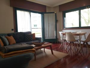 Część wypoczynkowa w obiekcie Apartamento completo con parking privado y WiFi en San Roque
