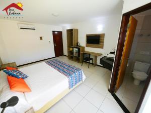 1 dormitorio con 1 cama y baño con aseo en Pousada Doce Cabana, en Porto de Galinhas