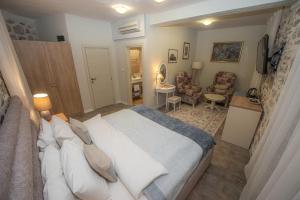 Postel nebo postele na pokoji v ubytování Antika Guesthouse