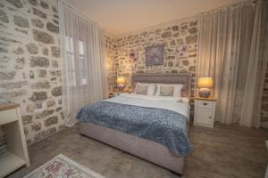 Postel nebo postele na pokoji v ubytování Antika Guesthouse