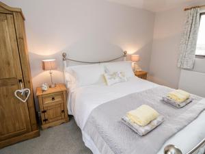 Un pat sau paturi într-o cameră la Kite Cottage