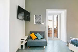 a living room with a couch and a television at Stylish Flat Maqueda in Palermo