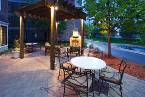 Piscina de la sau aproape de Staybridge Suites Minneapolis-Bloomington, an IHG Hotel