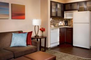 ein Wohnzimmer mit einem Sofa und einer Küche in der Unterkunft Staybridge Suites Myrtle Beach-Fantasy Harbour, an IHG Hotel in Myrtle Beach
