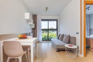 A seating area at Apartamentos Royal Marina Gardens