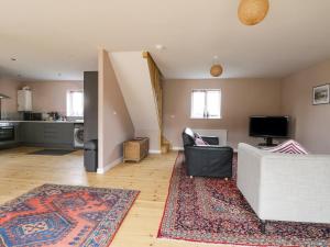 a living room with a couch and a rug at Pipistrelle Cottage in Great Driffield