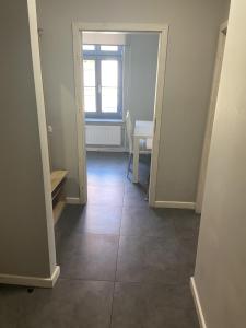 um corredor com uma mesa e uma janela num quarto em Apartament Aleksandra em Gniezno