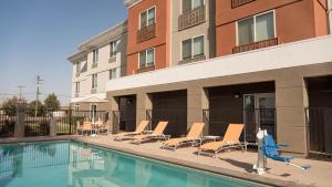 Piscina a Holiday Inn Express Porterville, an IHG Hotel o a prop