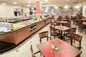 Um restaurante ou outro lugar para comer em Hotel Golden Park Internacional Foz & Convenções By Nacional Inn