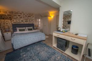 Postel nebo postele na pokoji v ubytování Antika Guesthouse