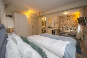 Postel nebo postele na pokoji v ubytování Antika Guesthouse