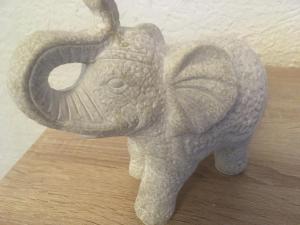 Une statue d'un éléphant debout sur une table dans l'établissement Ferienwohnung Bergkristall, à Forchheim