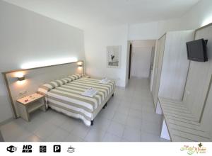 a small room with a bed and a television at Hotel Residence Nemo in Brindisi