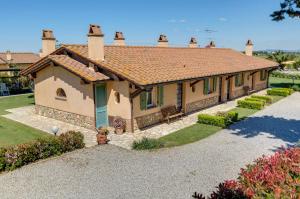 a house with a tile roof and a driveway at Agriturismo Il Lentisco in Bolgheri