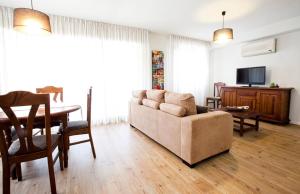 Televízia a/alebo spoločenská miestnosť v ubytovaní Apartamentos Golf Place