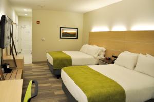 En eller flere senger på et rom på Holiday Inn Express & Suites Price, an IHG Hotel