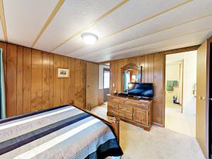 Säng eller sängar i ett rum på Serenity Views Bungalow - Close to City and Parkway!