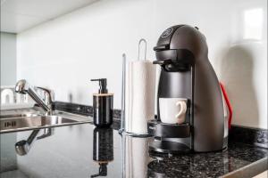 een koffiezetapparaat op een aanrecht bij OCEANVIEW Luxury Amazing Views and Pool in Olhão