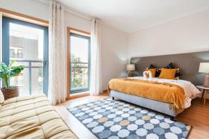 een slaapkamer met een bed en een groot raam bij OCEANVIEW Luxury Amazing Views and Pool in Olhão