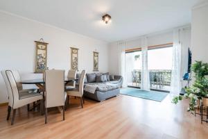 een woonkamer met een tafel en een bank bij OCEANVIEW Luxury Amazing Views and Pool in Olhão