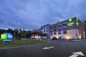 een hotelgebouw met een auto ervoor geparkeerd bij Holiday Inn Express & Suites - Painesville - Concord, an IHG Hotel in Painesville