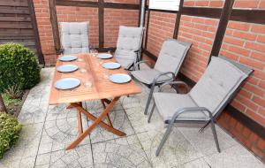 a wooden table and four chairs on a patio at Haus Löcknitz - Ferienhaus in Lenzen (Elbe) in Lenzen