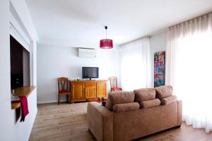 Televízia a/alebo spoločenská miestnosť v ubytovaní Apartamentos Golf Place