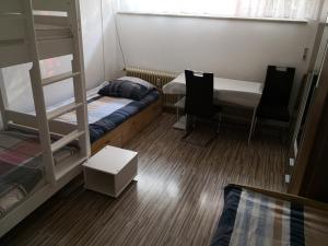 Habitación con 2 literas, mesa y sillas. en 3 Monteurzimmer als Wohngemeinschaft zur Selbstversorgung en Ostfildern