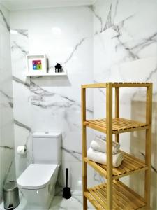Un baño con paredes de mármol blanco y un inodoro. en Porto Ville Touring, en Oporto 78 fotos más