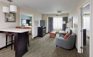 um quarto de hotel com uma cama e uma sala de estar em Staybridge Suites Montgomeryville, an IHG Hotel em North Wales