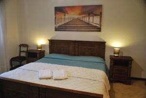 una camera da letto con un letto e due asciugamani di Salix Apartment a Padova