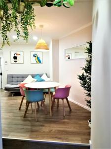 Un comedor con mesa y sillas en Porto Ville Touring, en Oporto