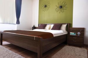 門希霍夫的住宿－科克度假屋，一间卧室设有一张大床和绿色的墙壁