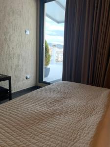 Llit o llits en una habitació de Stylish Seaview Rooftop