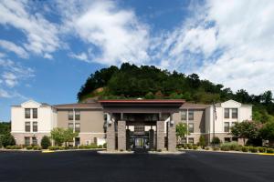 um hotel com um edifício com uma colina ao fundo em Holiday Inn Express Middlesboro, an IHG Hotel em Middlesboro