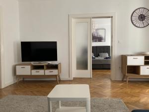 A television and/or entertainment centre at Apartmani SB 42
