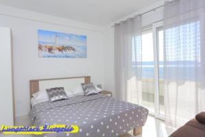 Ένα ή περισσότερα κρεβάτια σε δωμάτιο στο Apartmants villa Lungo Mare +67 φωτογραφίες