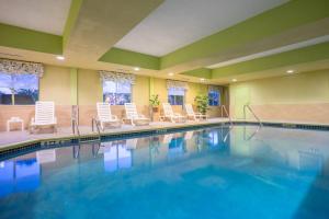 una piscina con sedie a sdraio e una piscina di Holiday Inn Express and Suites - Quakertown, an IHG Hotel a Quakertown