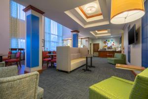 Гостиная зона в Holiday Inn Express and Suites - Quakertown, an IHG Hotel