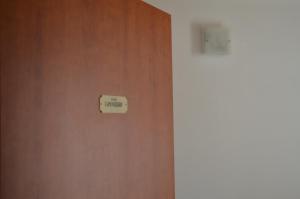 Una porta con un cartello che dice "cipolla". di Il Veliero a Marzamemi