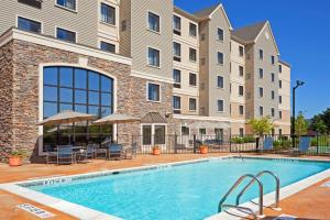 בריכת השחייה שנמצאת ב-Staybridge Suites Wilmington - Brandywine Valley, an IHG Hotel או באזור
