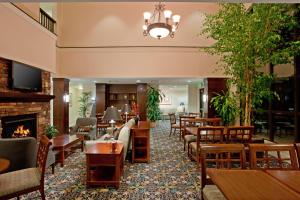 Area tempat duduk di Staybridge Suites Palmdale, an IHG Hotel