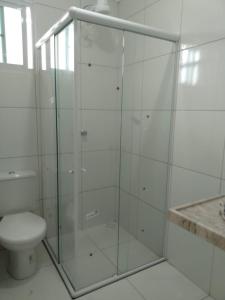 een glazen douche in een badkamer met een toilet bij Apartamento em Guaramiranga in Guaramiranga