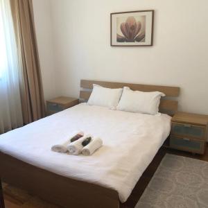 sypialnia z łóżkiem z dwoma ręcznikami w obiekcie Predeal Fine Apartaments Clabucet w mieście Predeal