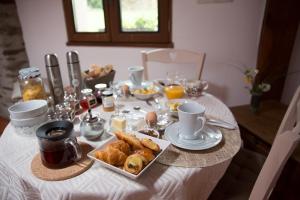 een tafel met een bord gebak en koffie erop bij L'instant jardin in Saint-Mars-de-Coutais